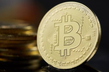Kavramsal görüntü izole bitcoins karanlık tablo ile kripto para birimi. Odak sikke. Degrade bulanıklık diğerinde.