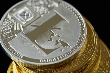 Kavramsal görüntü izole bitcoins karanlık tablo ile kripto para birimi. Odak sikke. Degrade bulanıklık diğerinde.
