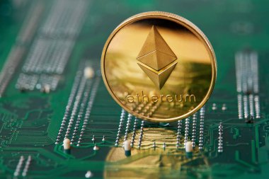 Cryptocurrencies ethereum anakart, yakın çekim, seçici odak üstünde olan bir daire içinde yığını