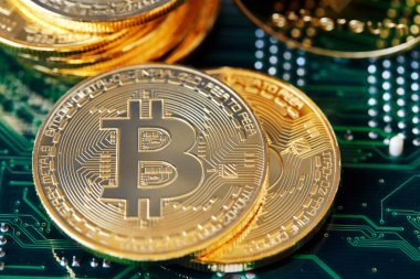 Anakart üzerinde cryptocurrencies yığını. Bitcoin en önemli cryptocurrency kavram olarak. 3D çizim