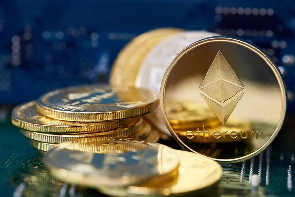 Cryptocurrencies ethereum anakart, yakın çekim, seçici odak üstünde olan bir daire içinde yığını