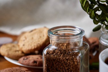 Taze kahve, ev yapımı yulaf ezmeli kurabiye, eziyet kahve bir fincan ile kahvaltı arka plan