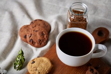 Taze kahve, ev yapımı yulaf ezmeli kurabiye, eziyet kahve bir fincan ile kahvaltı arka plan
