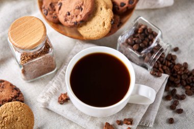 Sabah kahve beyaz fincan çikolata kurabiye kesme tahtası yakın çekim, seçici odak fişleri