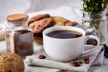 Sabah kahve beyaz fincan çikolata kurabiye kesme tahtası yakın çekim, seçici odak fişleri