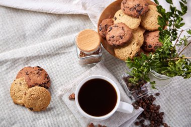 Sabah kahve beyaz fincan çikolata kurabiye kesme tahtası yakın çekim, seçici odak fişleri