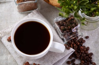 Sabah kahve beyaz fincan çikolata kurabiye kesme tahtası yakın çekim, seçici odak fişleri