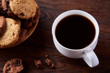 Taze kahve, ev yapımı yulaf ezmeli kurabiye, eziyet kahve bir fincan ile kahvaltı arka plan