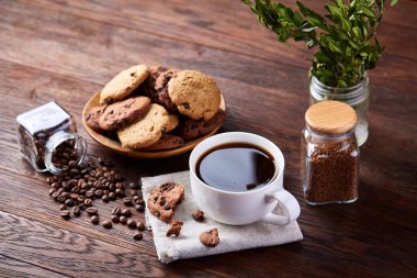 Taze kahve, ev yapımı yulaf ezmeli kurabiye, eziyet kahve bir fincan ile kahvaltı arka plan