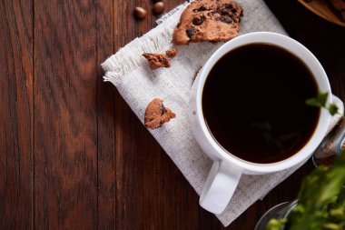 Taze kahve, ev yapımı yulaf ezmeli kurabiye, eziyet kahve bir fincan ile kahvaltı arka plan