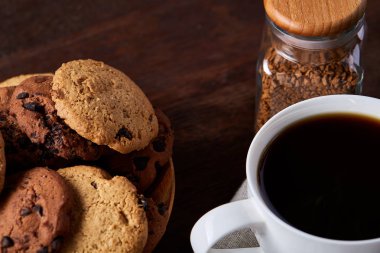 Taze kahve, ev yapımı yulaf ezmeli kurabiye, eziyet kahve bir fincan ile kahvaltı arka plan