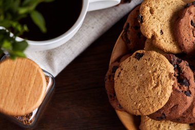 Taze kahve, ev yapımı yulaf ezmeli kurabiye, eziyet kahve bir fincan ile kahvaltı arka plan