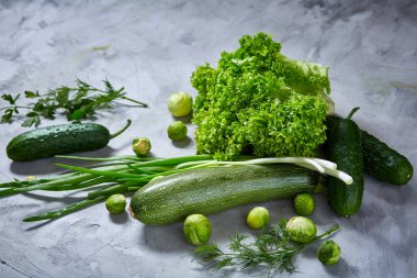 Taze sebze hayat hala beyaz dokulu arka plan, yakın çekim, düz lay üzerinde.
