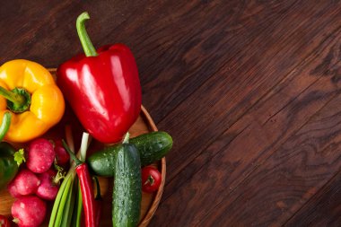 Bir vejetaryen salata rustik ahşap arka plan, yakın çekim, seçici odak için sebzeli ahşap plaka