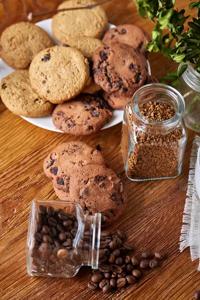 Боковой вид шоколадного печенья на деревянной тарелке на деревенском фоне, избирательный фокус — стоковое фото
