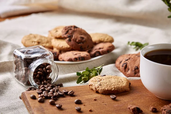 Frühstück Hintergrund mit Tasse frischen Kaffee, hausgemachte Haferbrei-Kekse, Kaffee mahlen — Stockfoto