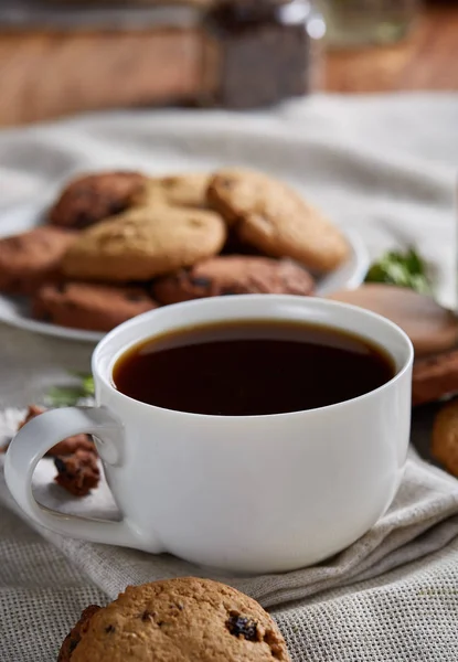 Morning coffee in white cup, chocolate chips cookies on cutting board close-up, selective focus — Stock Photo, Image