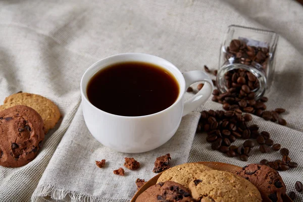 Утренний кофе в белой чашке, шоколадное печенье на разрезанной доске крупным планом, избирательный фокус — стоковое фото