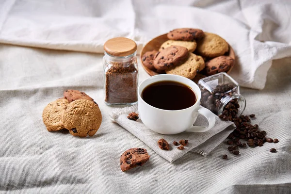Утренний кофе в белой чашке, шоколадное печенье на разрезанной доске крупным планом, избирательный фокус — стоковое фото