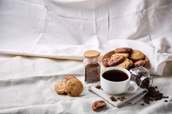 Café da manhã na xícara branca, biscoitos de chocolate na placa de corte close-up, foco seletivo — Fotografia de Stock