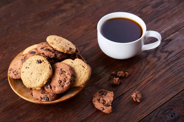 Breakfast background with mug of fresh coffee, homemade oatmeal cookies, grind coffee — Stock Photo, Image