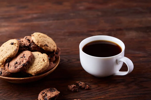 Taze kahve, ev yapımı yulaf ezmeli kurabiye, eziyet kahve bir fincan ile kahvaltı arka plan — Stok fotoğraf
