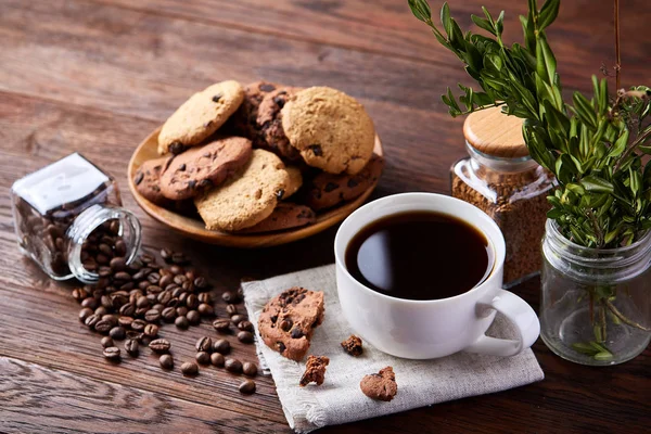Tło śniadanie z kubek świeżej kawy, ciasteczka owsiane domowe, mielenia kawy — Zdjęcie stockowe