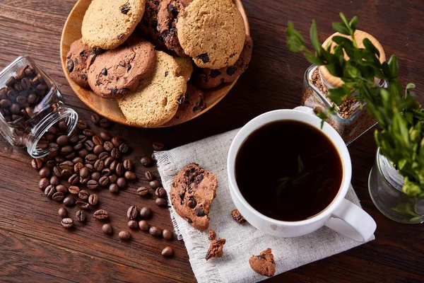 Breakfast background with mug of fresh coffee, homemade oatmeal cookies, grind coffee — Stock Photo, Image