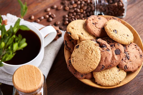 Roasted coffee beans get out of overturned glass jar on homespun tablecloth, selective focus, side view — Stock Photo, Image