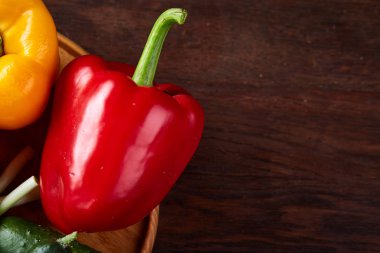 Taze organik yeşil, sarı ve kırmızı biber rustik ahşap zemin üzerine birleşimi.