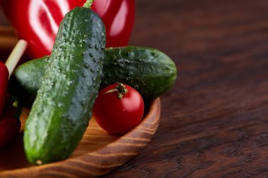 Bir vejetaryen salata rustik ahşap arka plan, yakın çekim, seçici odak için sebzeli ahşap plaka