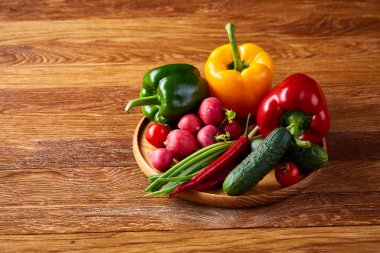 Bir vejetaryen salata rustik ahşap arka plan, yakın çekim, seçici odak için sebzeli ahşap plaka