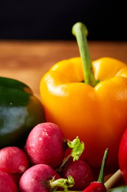 Ahşap masa, yakın çekim, seçici odak düz tabakta sebze bileşimi