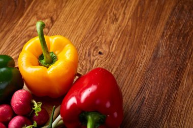 Ahşap masa, yakın çekim, seçici odak düz tabakta sebze bileşimi