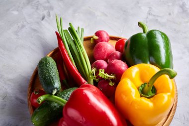 Bir vejetaryen salata beyaz dokulu arka plan, yakın çekim, seçici odak için sebzeli ahşap plaka