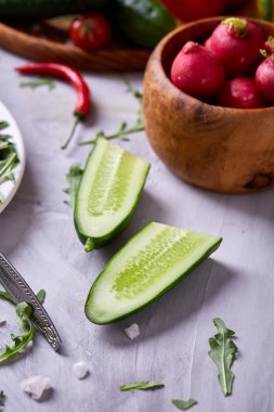 Bir vejetaryen salata beyaz dokulu arka plan, yakın çekim, seçici odak için sebzeli ahşap plaka