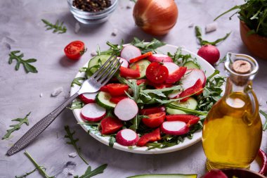 Bir vejetaryen salata beyaz dokulu arka plan, yakın çekim, seçici odak için sebzeli ahşap plaka