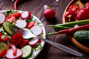 Sebzeler, otlar ve spicies, üstten görünüm, seçici odak ile plakalar arasında ahşap kase taze kırmızı turp.