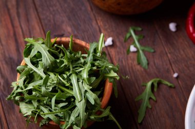 Sebzeler, otlar ve spicies, üstten görünüm, seçici odak ile plakalar arasında ahşap kase taze kırmızı turp.