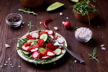 Sebzeler, otlar ve spicies, üstten görünüm, seçici odak ile plakalar arasında ahşap kase taze kırmızı turp.