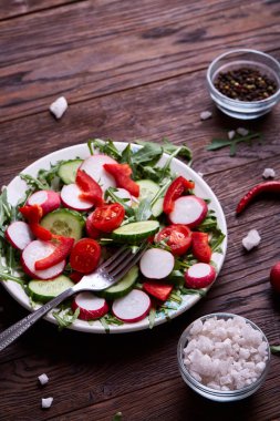 Sebzeler, otlar ve spicies, üstten görünüm, seçici odak ile plakalar arasında ahşap kase taze kırmızı turp.