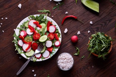Sebzeler, otlar ve spicies, üstten görünüm, seçici odak ile plakalar arasında ahşap kase taze kırmızı turp.