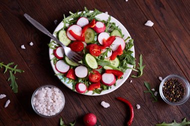 Sebzeler, otlar ve spicies, üstten görünüm, seçici odak ile plakalar arasında ahşap kase taze kırmızı turp.