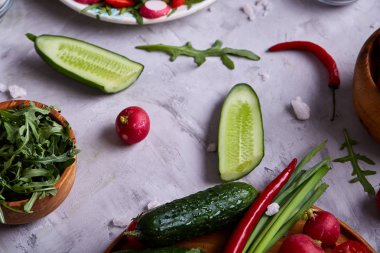 Cam taze sebze, yakın çekim, seçici odak arasında altın zeytinyağı ile lezzetli natürmort