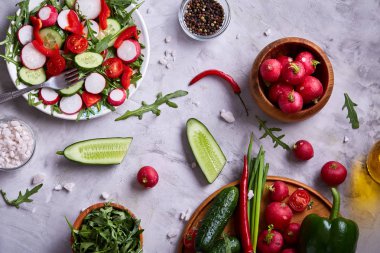 Cam taze sebze, yakın çekim, seçici odak arasında altın zeytinyağı ile lezzetli natürmort