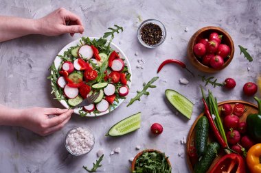 Cam taze sebze, yakın çekim, seçici odak arasında altın zeytinyağı ile lezzetli natürmort