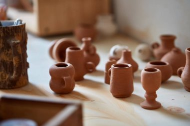 Seramik dishware ahşap ve seramik atölyesi, seçici odak, yakın çekim raflar