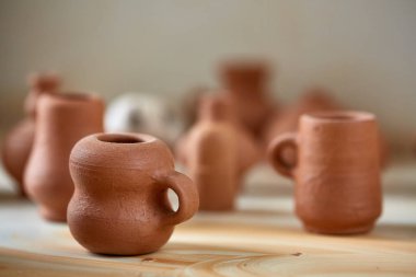 Seramik dishware ahşap ve seramik atölyesi, seçici odak, yakın çekim raflar