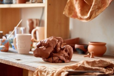 Seramik dishware ahşap ve seramik atölyesi, seçici odak, yakın çekim raflar