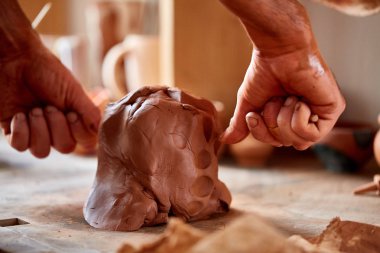 Yetişkin erkek potter usta kil plaka potters tekerlek üzerinde modelleme. Üstten Görünüm, portre, sadece eller.